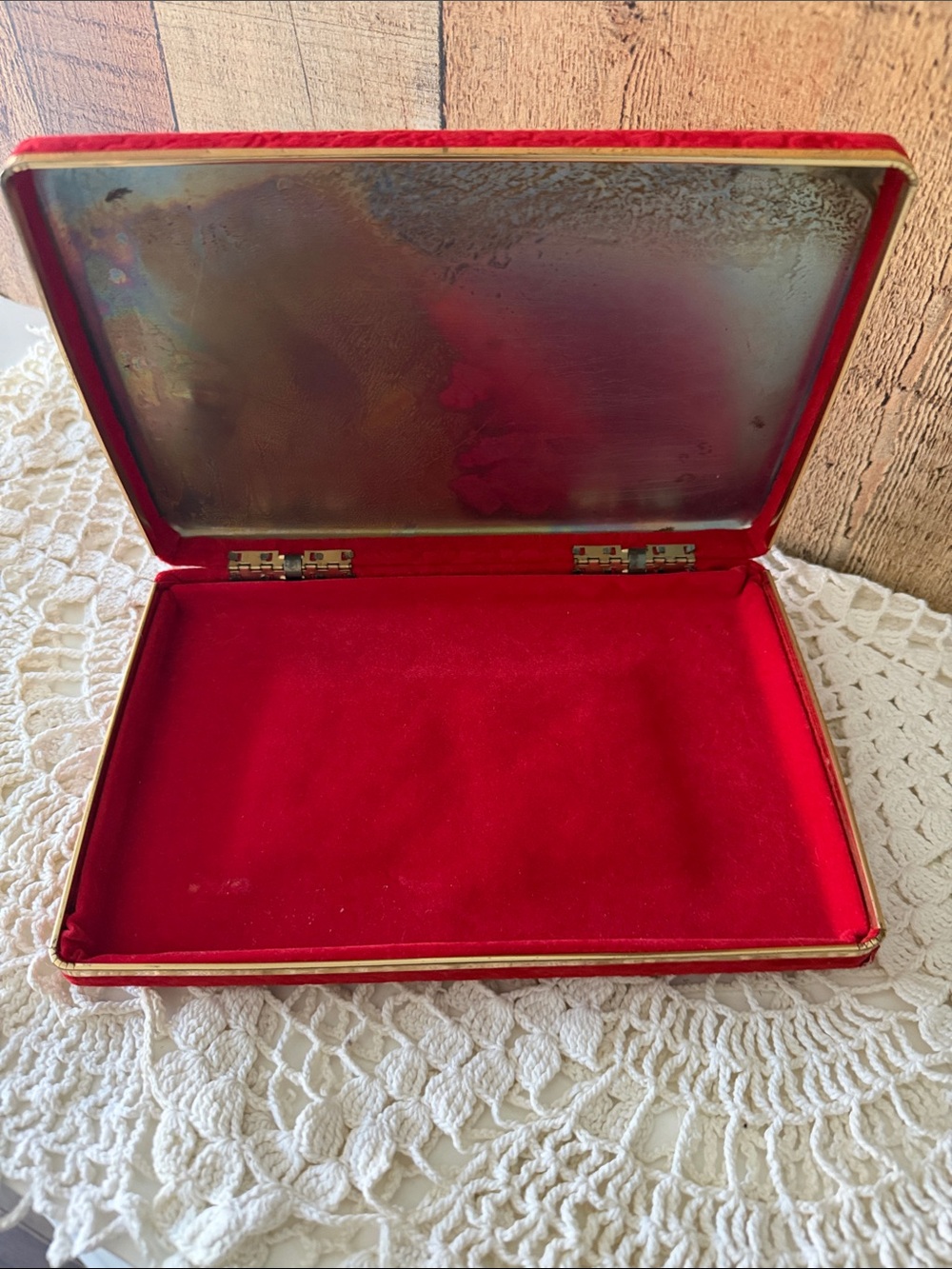 VTG red velvet jewelry box/travel case with gold-tone trim with clip on earrings - Picture 11 of 14